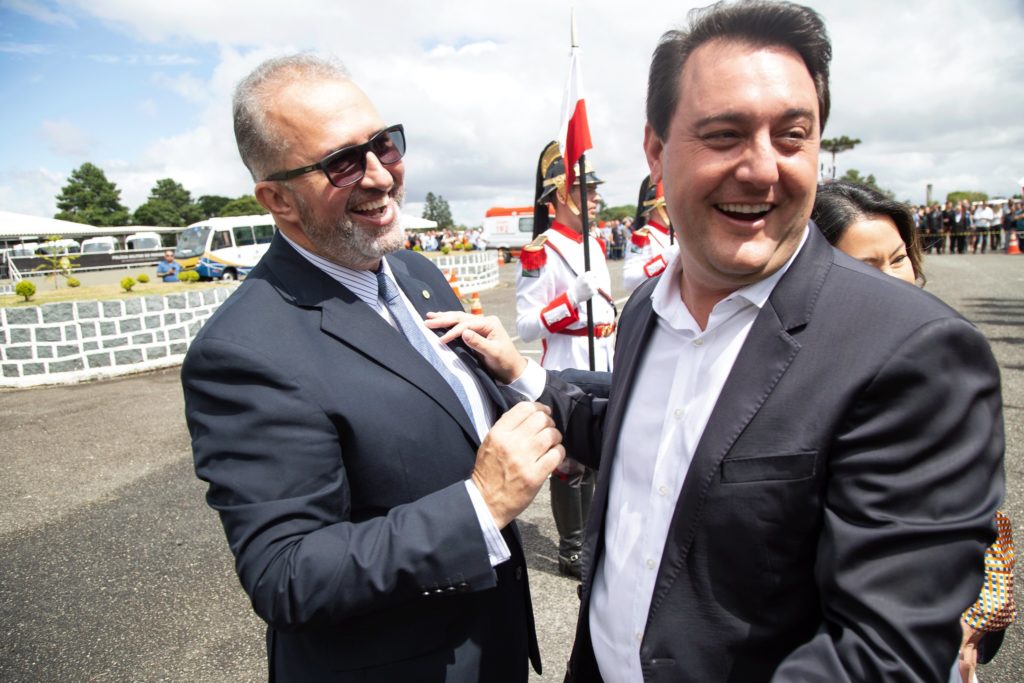 Aroldo Martins e governador_Ratinho entregam veículos