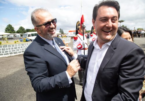 Aroldo Martins e governador_Ratinho entregam veículos