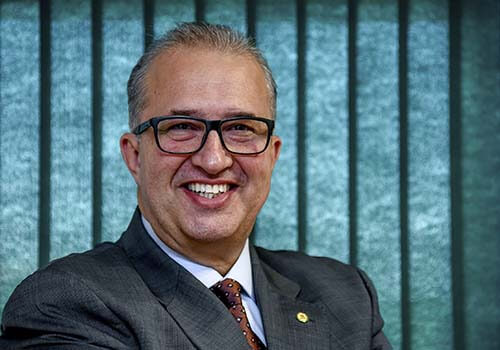 Aroldo-Martins-sorrindo-fundo-verde